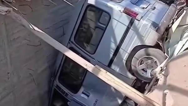 بدون إصابات.. انزلاق سيارة بجوار مبنى تحت الإنشاء في قرية الرملة ببنها