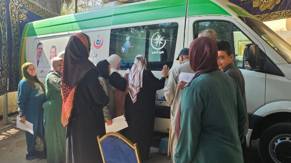 محافظ الغربية يتابع القافلة الطبية بقرية المعتمدية بمركز المحلة ويعلن تقديم الخدمة لـ2573 مواطنًا