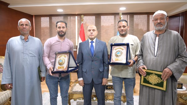 محافظ الغربية يكرّم بطلي إنقاذ أسرة من داخل سيارة سقطت في الترعة بعد بطولةٍ حظيت بإشادة واسعة