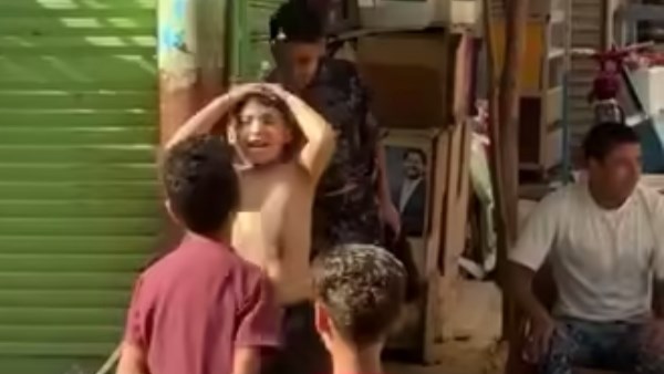 ضبط شخص متهم بإهدار المياه وتعريض حياة المواطنين للخطر بشوارع المحلة والنيابة العامة تحقق ..صور