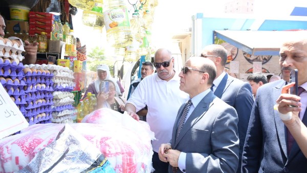 محافظ الغربية يتفقد سوق اليوم الواحد.. والمواطنون: الأسعار أقل بكثير من الأسواق ونشكر الرئيس على تخفيف الأعباء المعيشية
