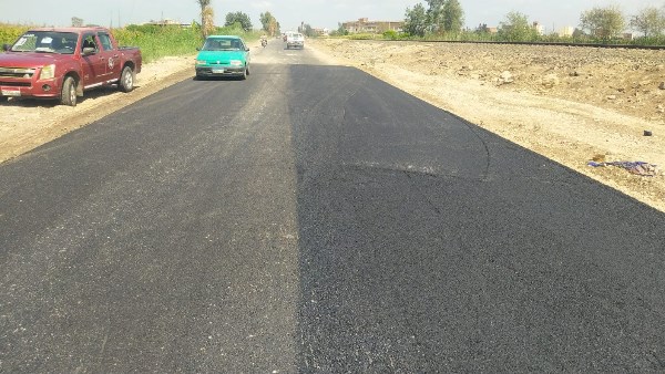 محافظ الغربية يتابع أعمال رصف الطريق الرابط بين قطور ومحلة روح بقطاع كفر بلضم