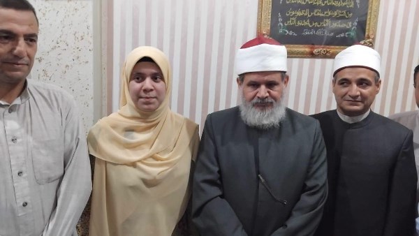 رئيس الغربية الأزهرية يزور الأولى على الجمهورية حبيبة جعبوية بمنزلها