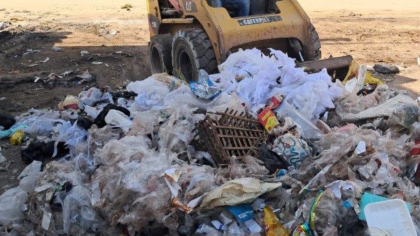رفع 695 طنًا من بؤر المخلفات والتراكمات التاريخية في يوم واحد بالغربية | صور