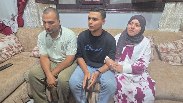 فرحة بالدموع.. الطالب حسين محمد التاسع على الجمهورية بالثانوية العامة: «سألتحق بالهندسة.. وأهلي سر تفوقي|فيديو وصور