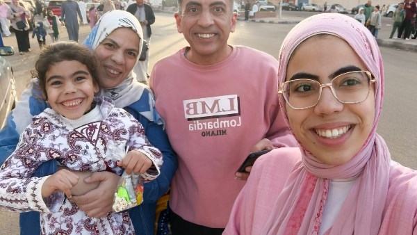 الناجح يرفع إيده.. «أفنان» الخامسة أدبي على الجمهورية: سألتحق بالإعلام ودعم أبي وأمي «سر تفوقي»|فيديو صور