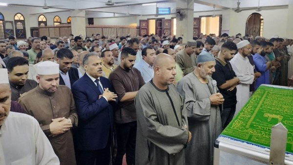 محافظ الشرقية يؤدي صلاة الجنازة ويقدّم واجب العزاء لأسرة أحد العاملين بمكتبه