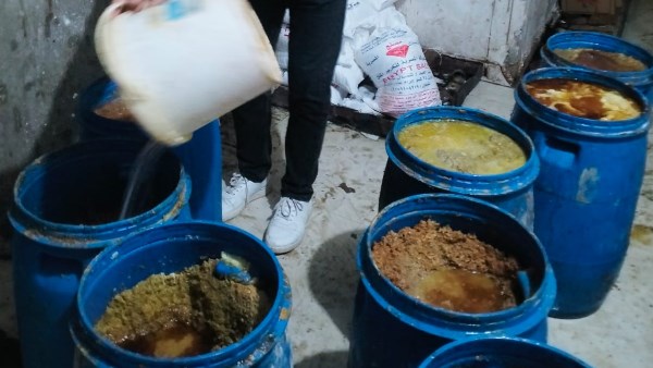 ضبط 13 طن أغذية مجهولة المصدر خلال حملات تفتيشية بالزقازيق وكفر صقر