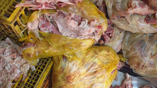 بيطري الشرقية يضبط 4 طن هياكل دواجن ولحوم وأسماك غير صالحة للاستهلاك