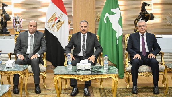 محافظ الشرقية يستقبل وزير العمل لتسليم 50 عقد لذوي الهمم