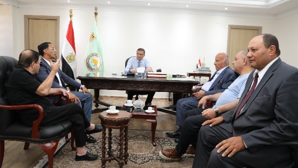 دعم للمربين وتطوير العنابر.. وزير الزراعة يصدر قرارات عاجلة للنهوض بصناعة الدواجن
