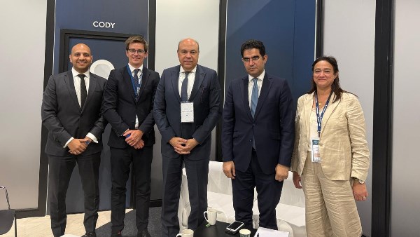 وزير الطيران يبحث مع المفوض التجاري البريطاني لشئون أفريقيا فرص جذب الاستثمارات