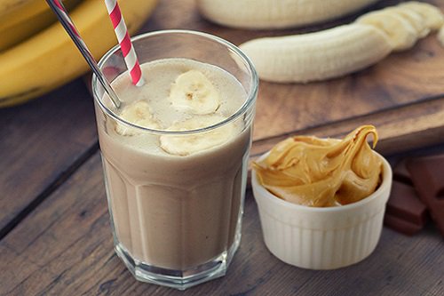 طريقة عمل ميلك شيك التمر والمكسرات.. مشروب غني بالطاقة