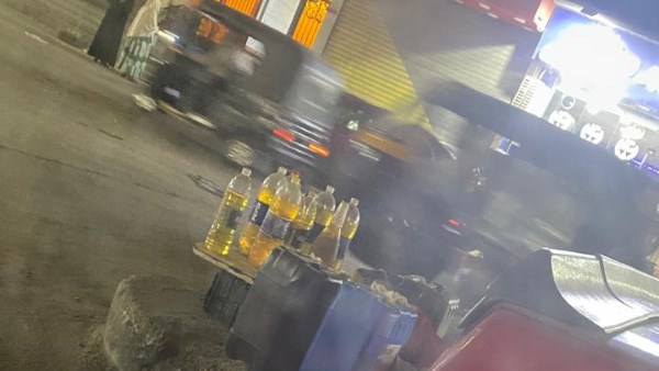 تحقيق | فرش البنزين في الشارع.. تجارة غير مشروعة تهدد سلامة المواطنين