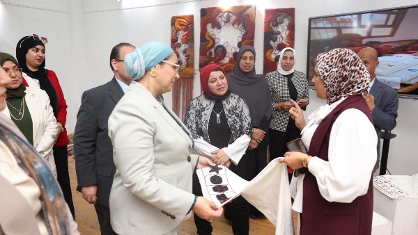 المستشارة أمل عمار تشهد معرض النسيج الذكي وملابس ذوي الاحتياجات الخاصة لرائدات أعمال جامعة كفر الشيخ