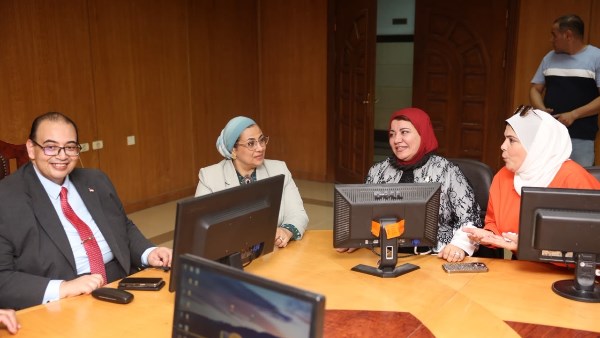 أمل عمار ورئيس جامعة كفر الشيخ يتفقدان وحدة مناهضة العنف ضد المرأة بكلية الآداب