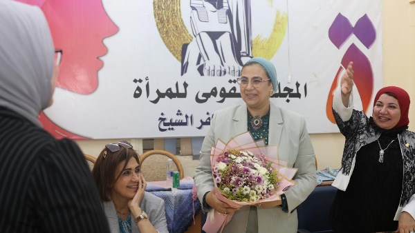المستشارة أمل عمار تلتقي بعضوات فرع المجلس القومي للمرأة بالمحافظة