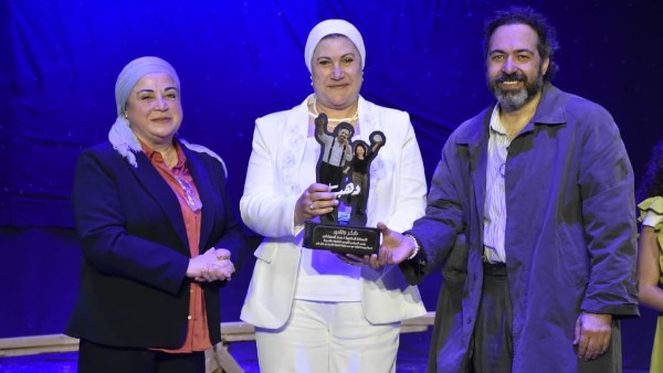 في احتفالية بالفن الهادف.. طاقم مسرحية “دهب” يكرم الدكتورة سحر السنباطي لدور “القومي للطفولة” في بناء الوعي