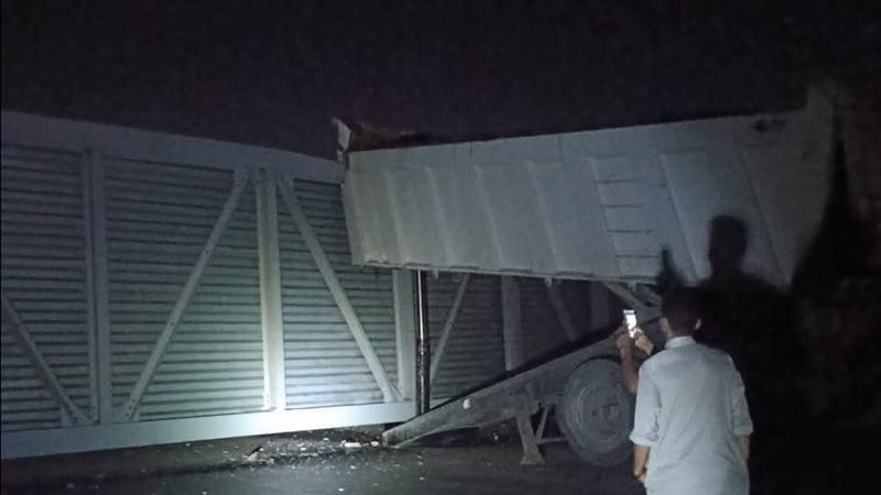 القليوبية تكشف تفاصيل سقوط كوبري مشاة كفر شكر بعد اصطدام سيارة نقل ثقيل به (صور)