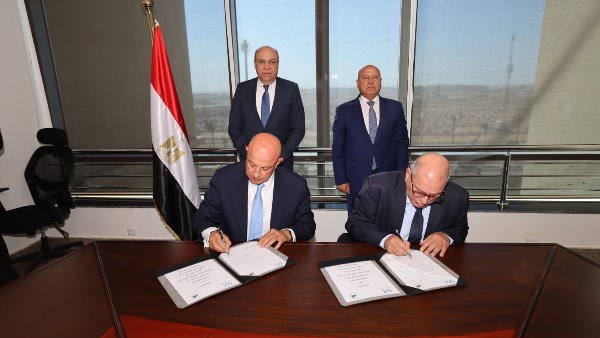 وزيرا النقل والطيران المدني يشهدان توقيع بروتوكول لرفع كفاءة وصيانة الممرات الرئيسية والطرق الداخلية بالمطارات