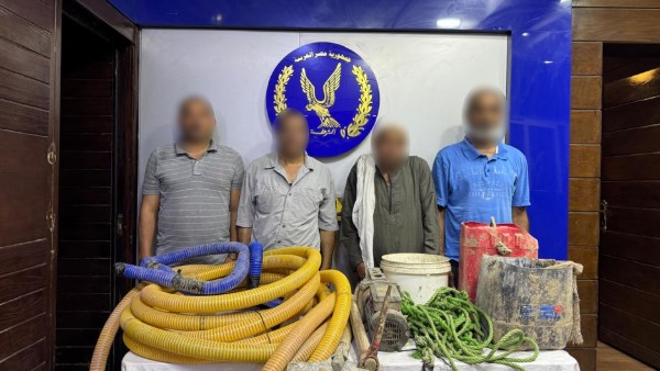 القبض على 4 أشخاص ينقبون عن الآثار أسفل منزل فى التبين