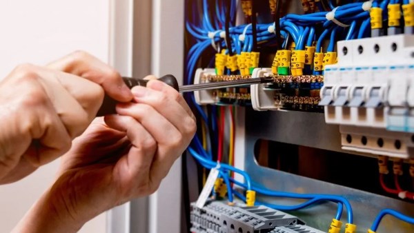 بعد تحذيرات الكهرباء.. عقوبات مشددة فرضها القانون على سارقي التيار