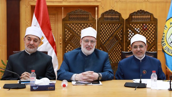 مجلس جامعة الأزهر يكرم أسرتي شهيد الدراسات الإسلامية بالسادات والدكتورة كريمة عبدالسميع