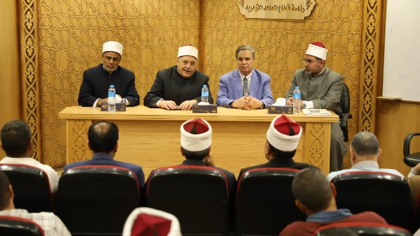 أيمن عبدالغني يعقد اجتماعًا موسعًا بمديري أفرع الأروقة الأزهرية بالمناطق لبحث سبل تطوير العمل