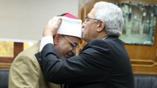 بقُبلة على عمامته.. محمود صديق يتسلم مهام رئاسة جامعة الأزهر خلفا للدكتور سلامة داود