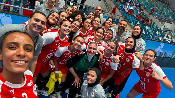 صور سيلفي .. احتفال لاعبي منتخب اليد بالفوز أمام فرنسا