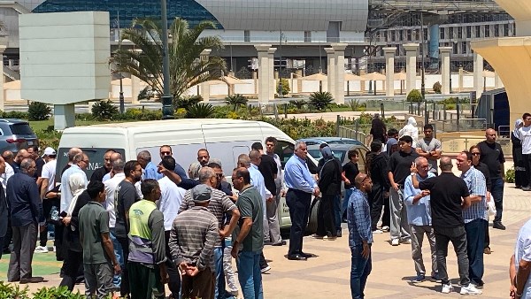 دموع وحزن.. لحظة وصول جثمان يوسف الدهشوري حرب إلى مسجد المشير طنطاوي .. فيديو