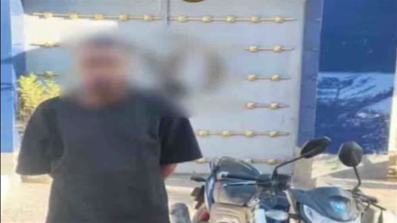 ضبط قائد دراجة نارية بتهمة التعدي على شخص وإتلاف سيارته بالإسكندرية