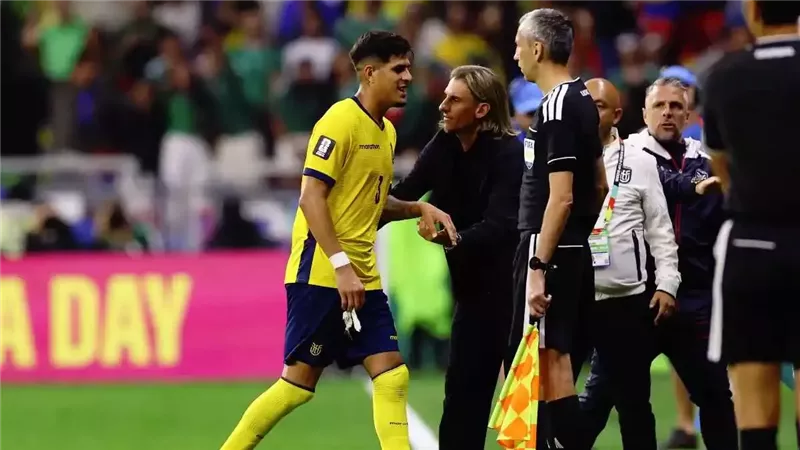 بييرو هينكابي، ثاني لاعب يطرد في كأس العالم 2026 بسبب قانون “تغطية الفم” (فيديو)