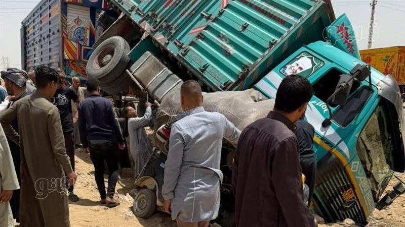 بينهم طفلة، إصابة 4 أشخاص في تصادم توكتوك بسيارة نصف نقل بالسنبلاوين