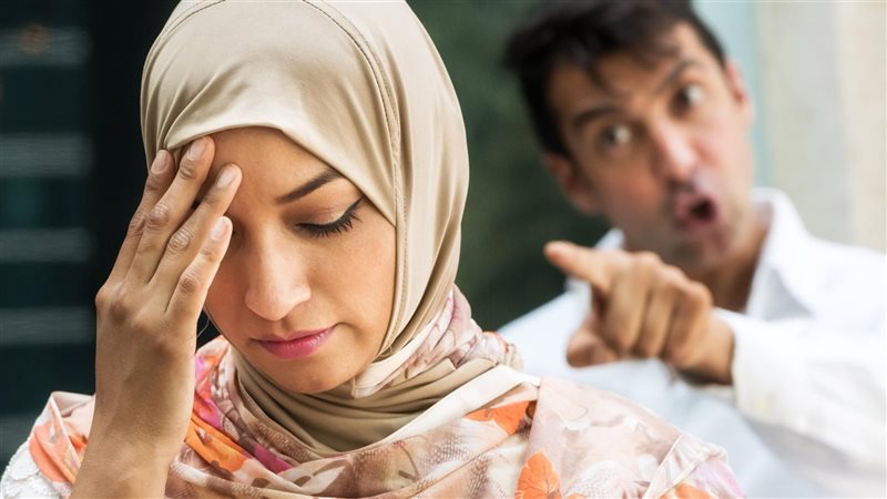 هل يجوز إجبار الزوجة على قطع الرحم؟ رد حاسم من الإفتاء