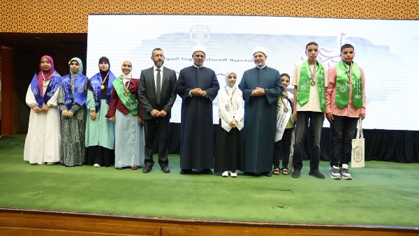 رئيسا الجامعة والقطاع يكرمان الفائزين في مسابقة “رواد العربية” بالأزهر.. صور