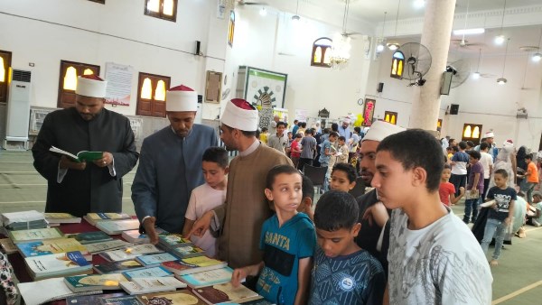 الأعلى للشئون الإسلامية ينظم معرضًا للكتاب بالسويس وسط إقبال رواد مسجد نبي الله داود