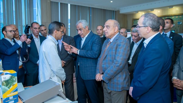 وزيرا الإنتاج الحربي والكهرباء ومحافظ القليوبية يتفقدون خطوط إنتاج “بنها للصناعات الإلكترونية”
