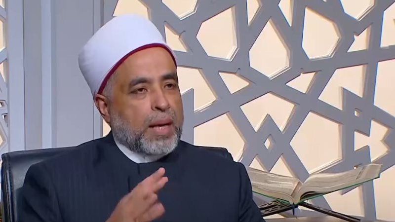 هل يجوز لسائق الميكروباص جمع الصلوات بسبب العمل؟، أمين الفتوى يجيب (فيديو)