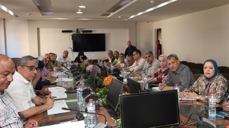 رئيس شركة الصرف الصحي بالإسكندرية يتابع مؤشرات الأداء وخطة العمل