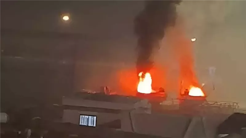 انفجارات تهز جزر ومدن إيرانية واحتراق زوارق للحرس الثوري في كيش (فيديو)