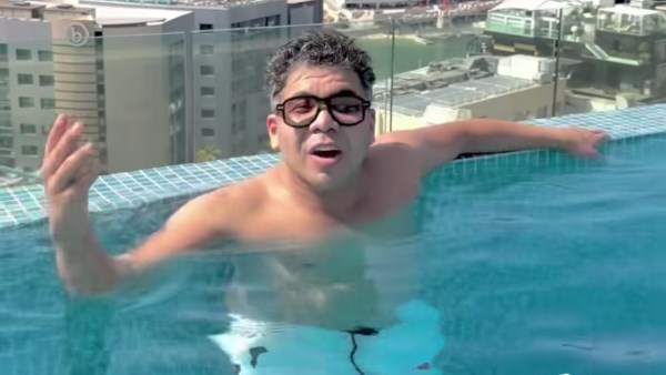 عمر كمال يروج لأغنيته الجديدة “بحبك وبس” قبل طرحها