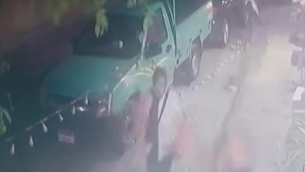 سقوط عمود إنارة على سيدة أثناء مرورها بالشارع.. وفيديو الواقعة يثير حالة من الغضب