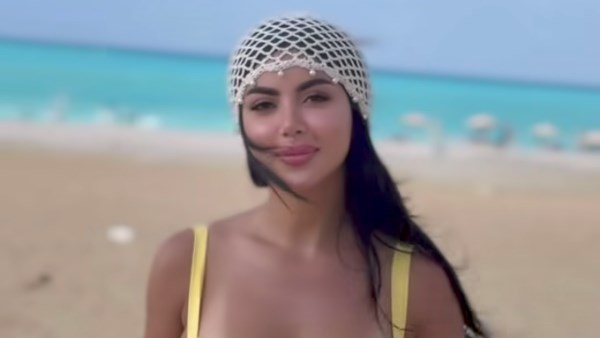 بإطلالة صيفية ساحرة .. كارولين عزمي تشوق جمهورها لمسرحية الساحل الشرير