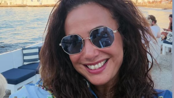 بابتسامة عفوية وإطلالة مبهجة .. هند صبري تخطف الأنظار في أحدث ظهور