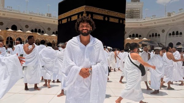محمد النني يبعث برسالة روحانية من مكة.. وينشر صورة خلال أداء مناسك العمرة