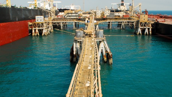 بعد حادثة البصرة.. تعليق ‌عمليات تحميل النفط الخام في جميع الموانئ العراقية