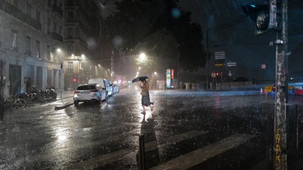 مصرع شخصين إثر عواصف رعدية عنيفة تسببت في انقطاع التيار الكهربائي عن 53 ألف شخص بفرنسا