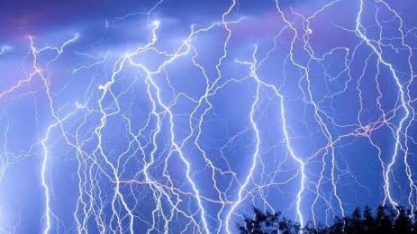 إصابة 9 أشخاص في صاعقة تضرب مطار بفنزويلا