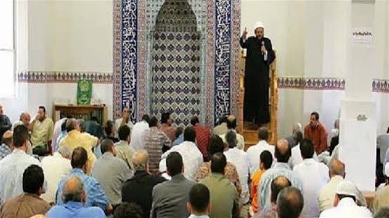هل الصلاة خلف إمام يدخن السجائر باطلة؟ دار الإفتاء توضح